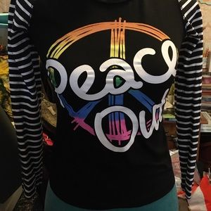 😊2 for 10sale☮️7/8 LS T-shirt Retro Look “Peace Out” Excellent condition NWOT☮️